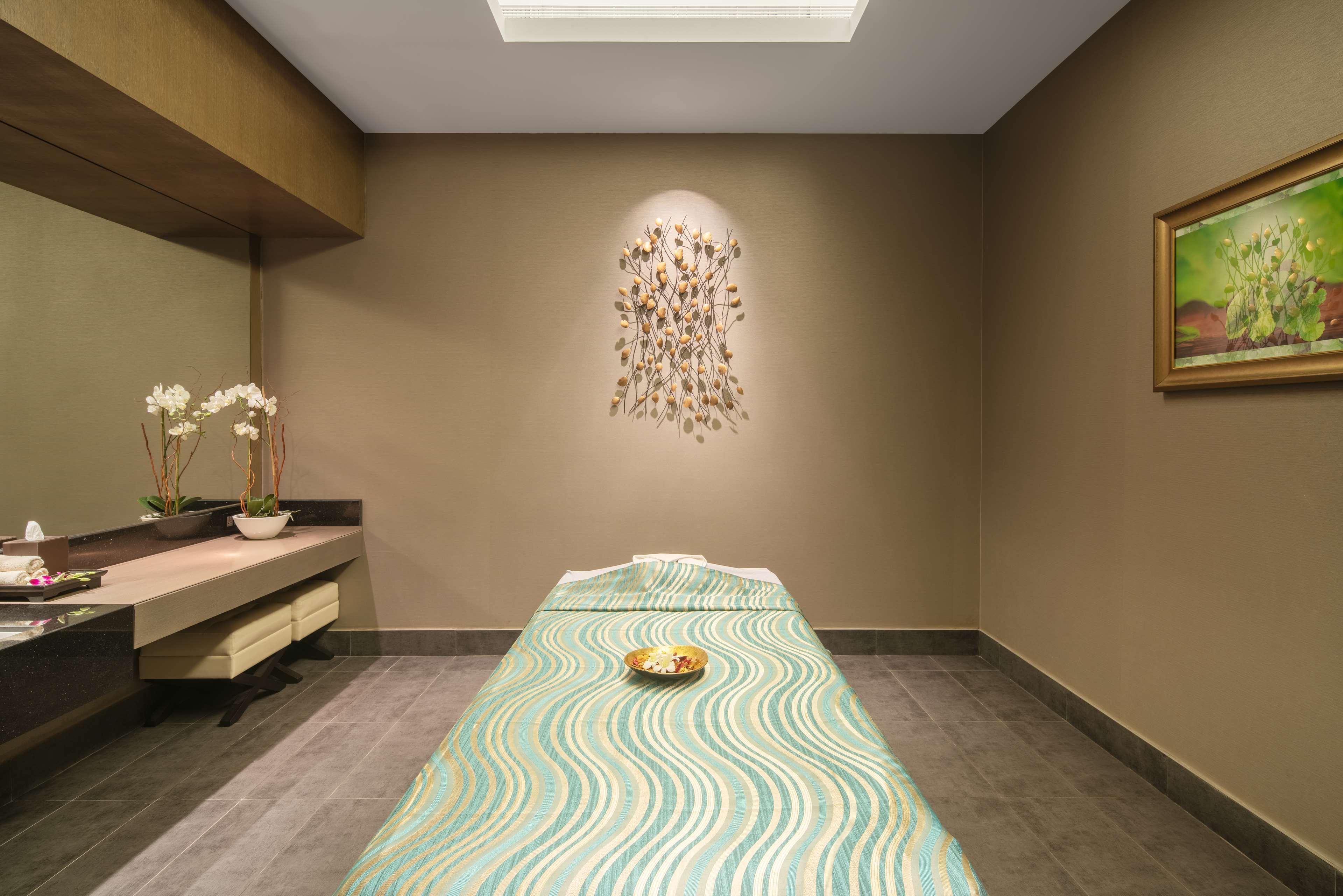 Radisson Collection Muscat, Hormuz Grand Hotell Exteriör bild A treatment room at the spa
