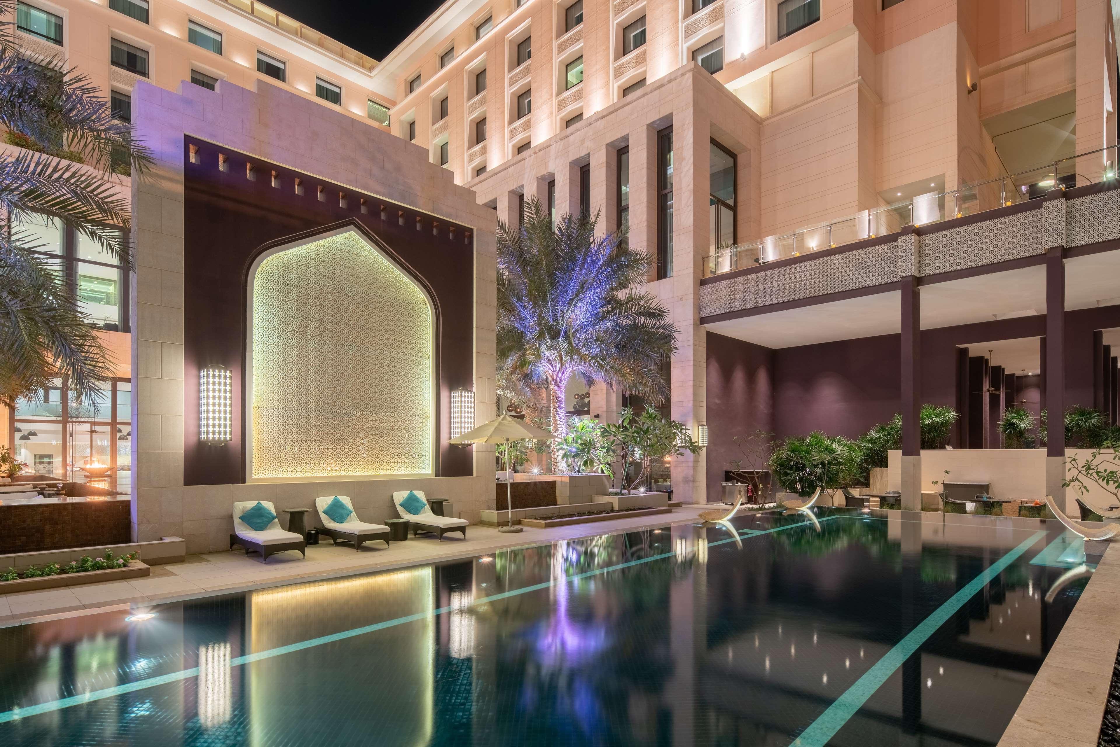 Radisson Collection Muscat, Hormuz Grand Hotell Exteriör bild The pool at the hotel