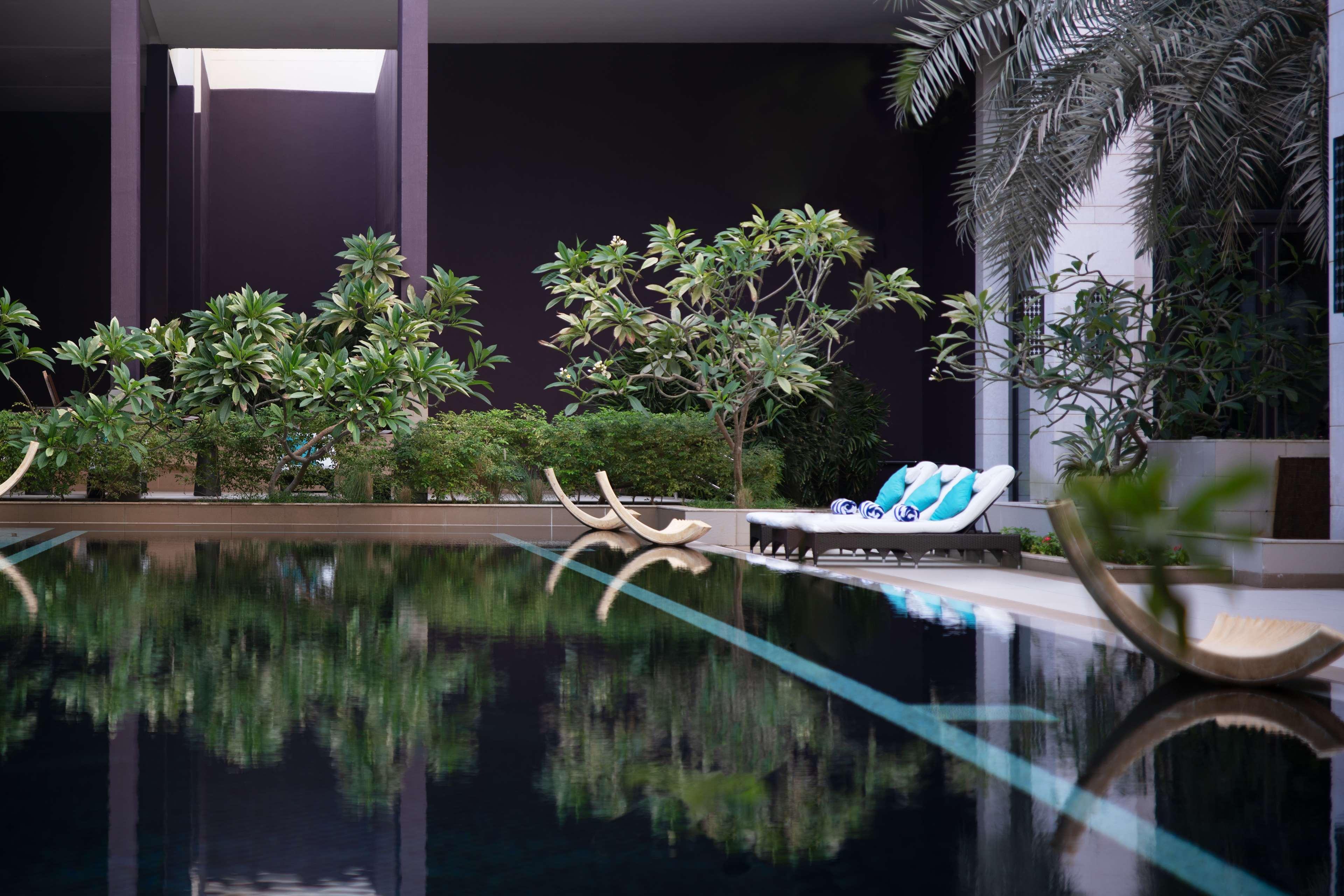Radisson Collection Muscat, Hormuz Grand Hotell Exteriör bild The swimming pool at the hotel