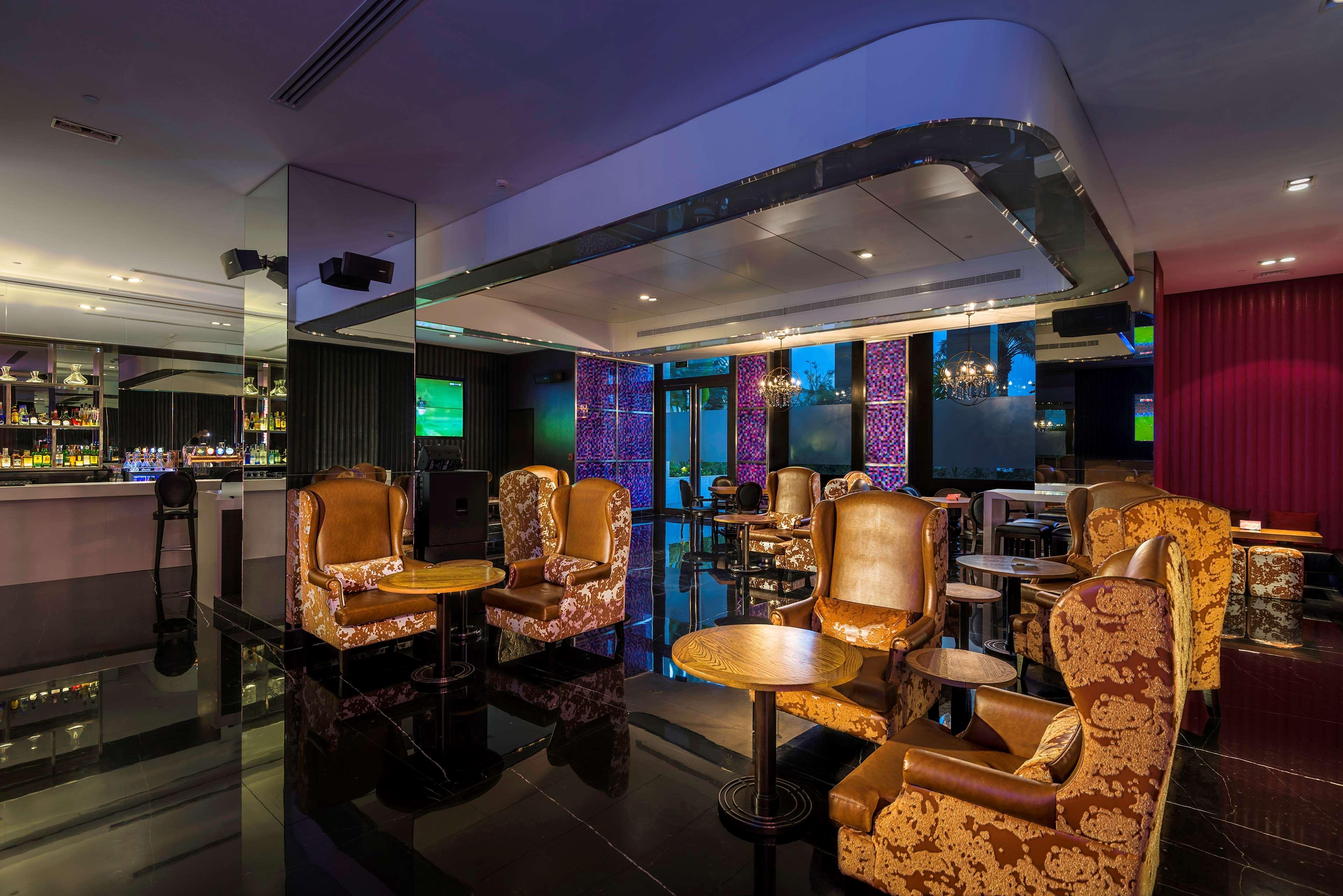 Radisson Collection Muscat, Hormuz Grand Hotell Exteriör bild The bar at the 101 lounge
