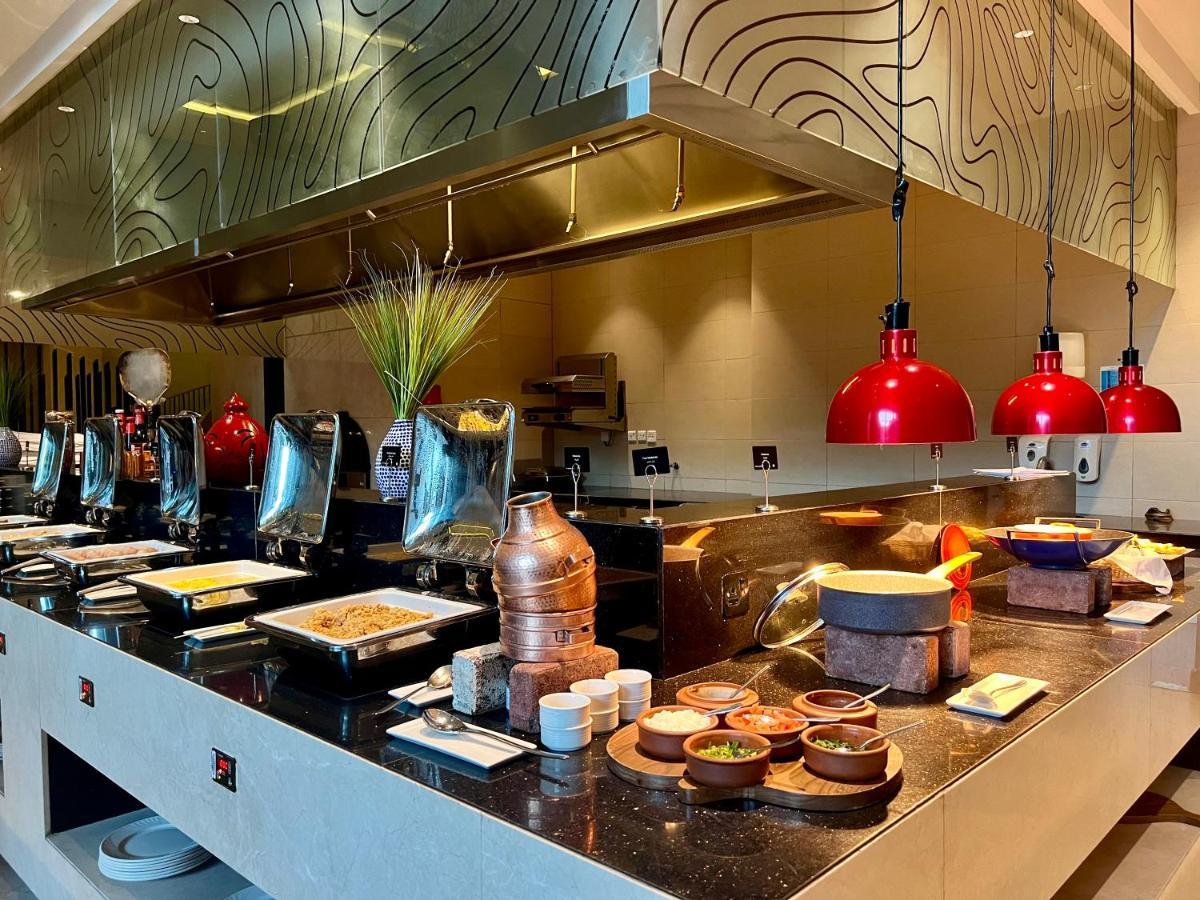 Radisson Collection Muscat, Hormuz Grand Hotell Exteriör bild A buffet at a hotel