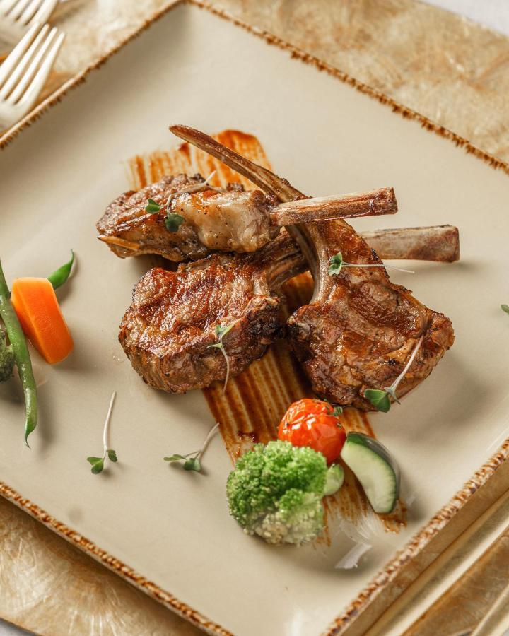 Radisson Collection Muscat, Hormuz Grand Hotell Exteriör bild Rack of lamb