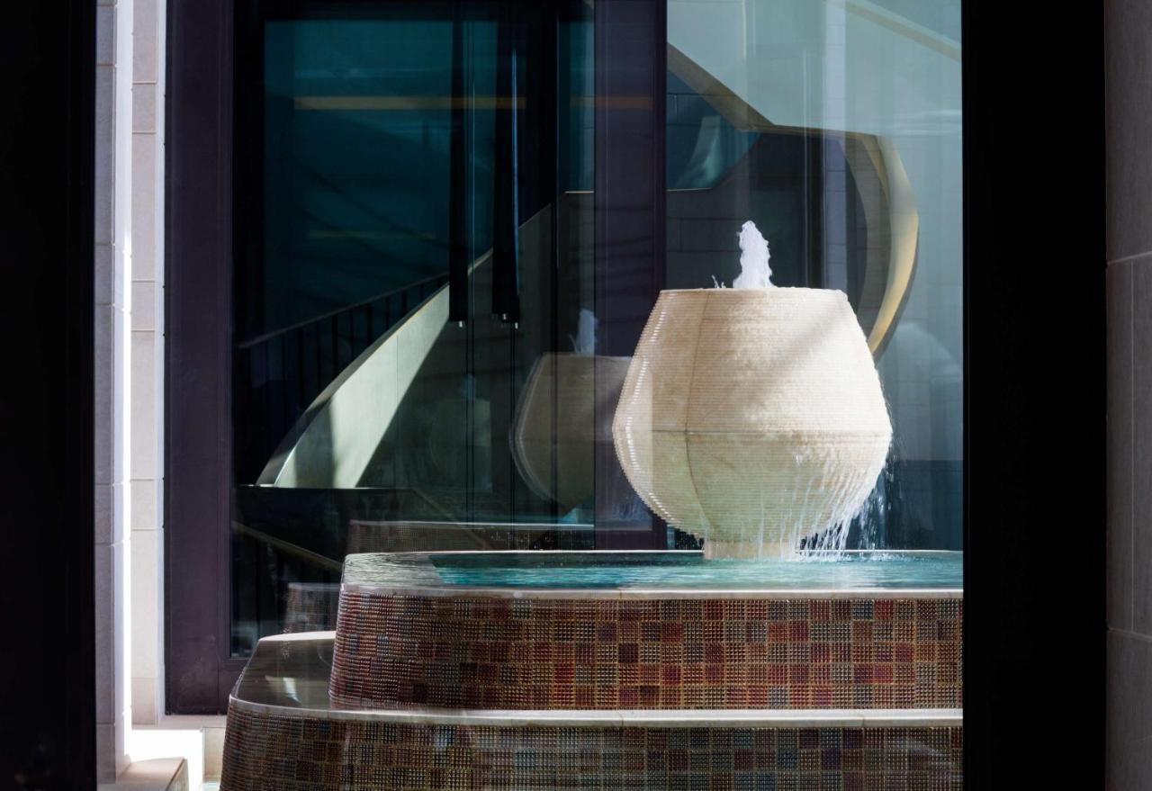 Radisson Collection Muscat, Hormuz Grand Hotell Exteriör bild Fountain at the entrance of the hotel